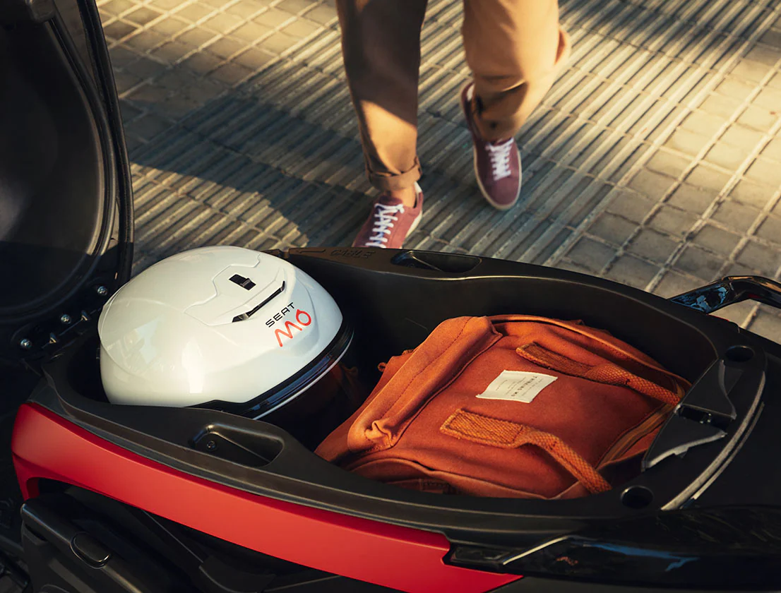 helmets-storage-seat-mo-125-elctric-scooter