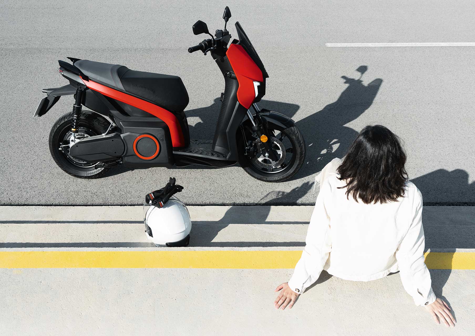 person-seat-mo-125-electric-scooter