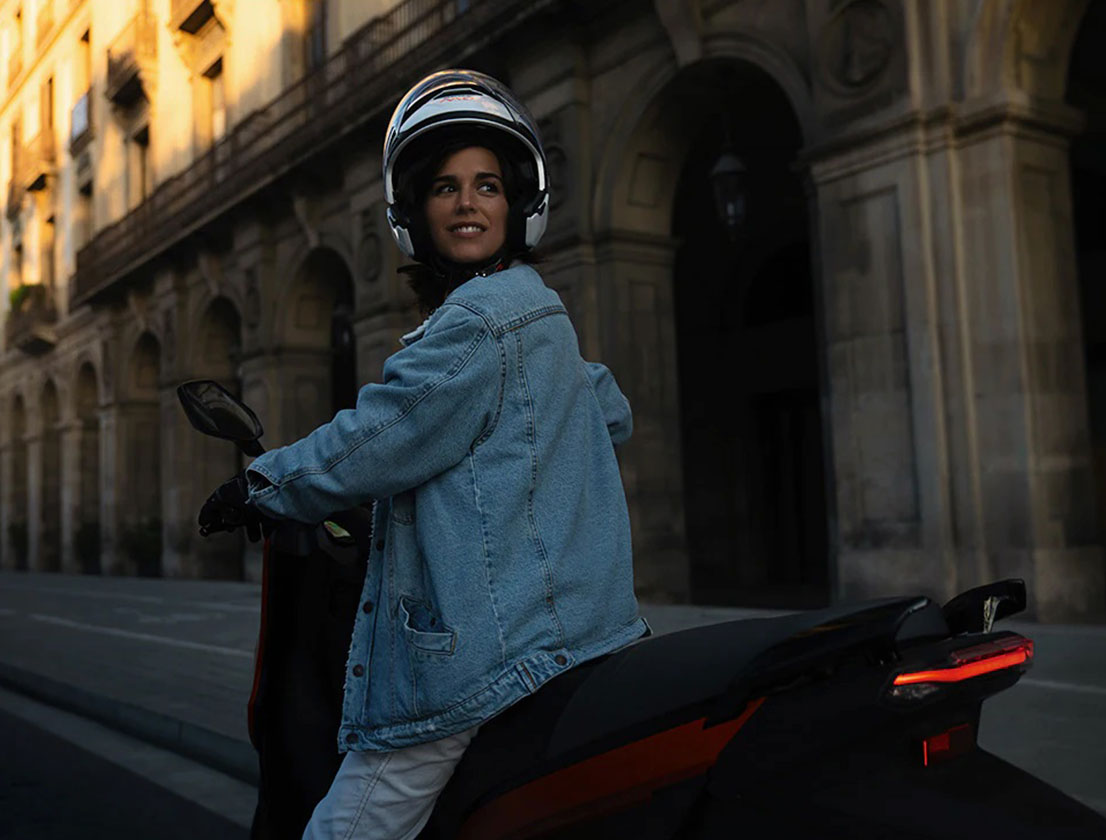 woman-riding-seat-mo-125-electric-scooter-speed-95-kmh